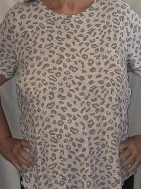Old Navy Women’s Gray And White  Leopard Print Short Sleeve Top
